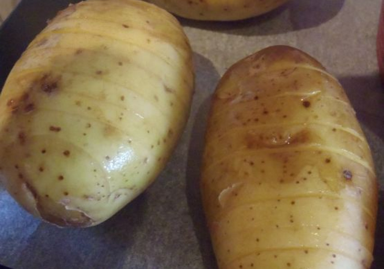 Pieczone nacinane ziemniaki foto