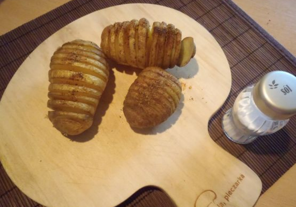 Pieczone nacinane ziemniaki foto
