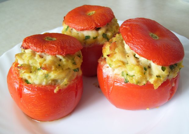 Fotografia przedstawiająca Pieczone nadziewane pomidory