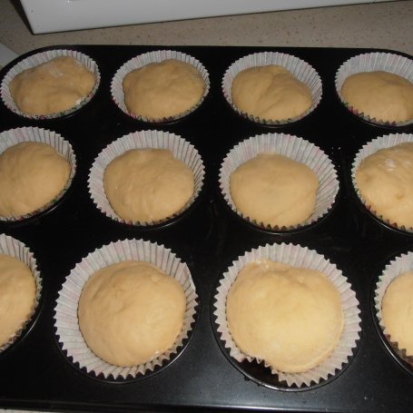 Krok 4 - Pieczone pączki alla muffiny z nadzieniem jagodowym foto