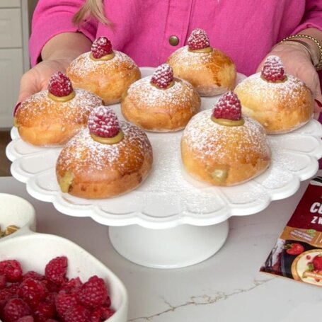 Pieczone pączki z kremem pistacjowym foto