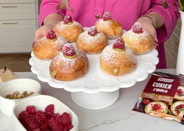 Fotografia przedstawiająca Pieczone pączki z kremem pistacjowym