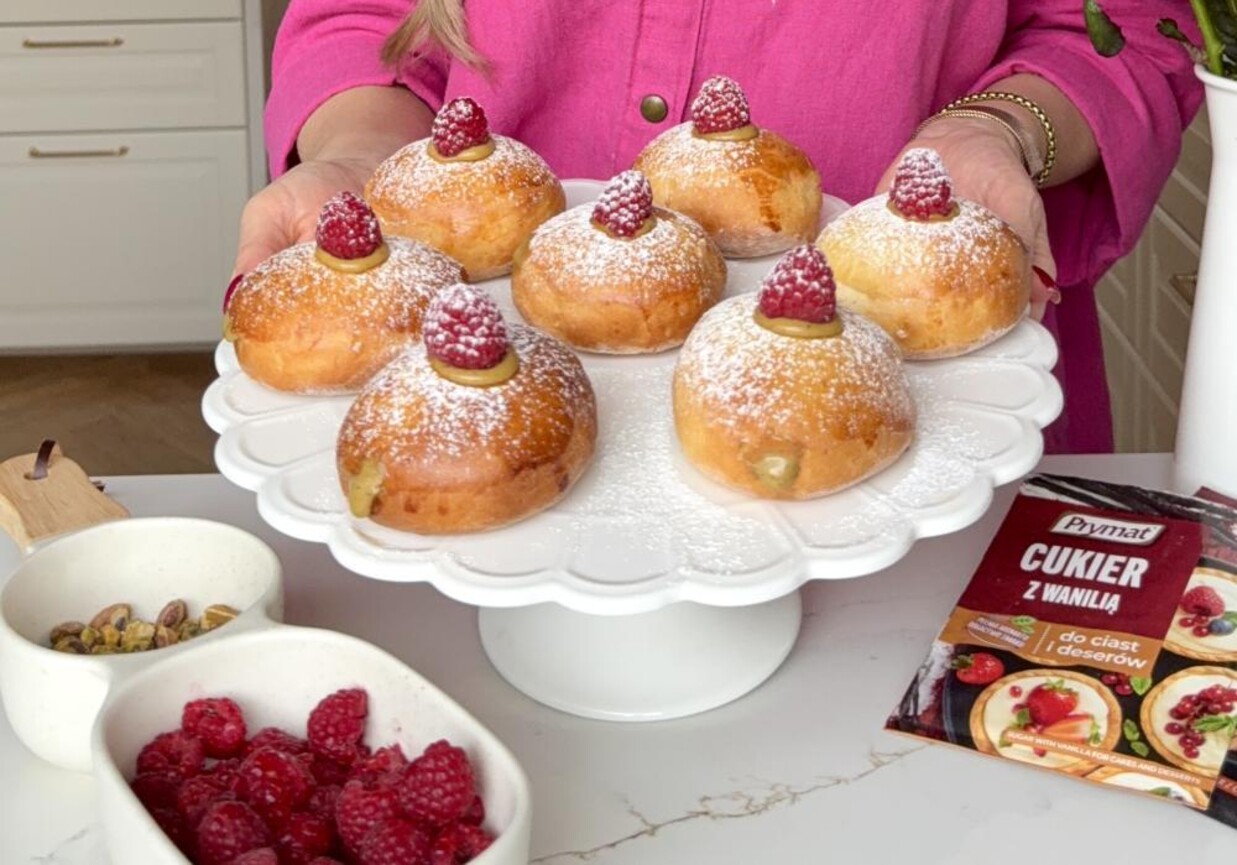 Pieczone pączki z kremem pistacjowym foto