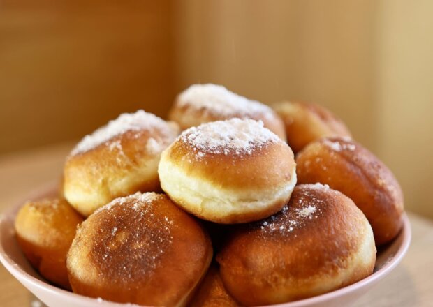 Fotografia przedstawiająca Pieczone pączki z waniliowym mascarpone