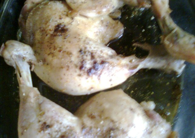 Fotografia przedstawiająca pieczone pałki kurczaka