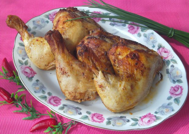 Fotografia przedstawiająca Pieczone paprykowe udka z kurczaka
