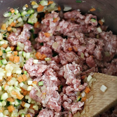 Krok 1 - Pieczone pierogi nadziewane sosem bolognese foto