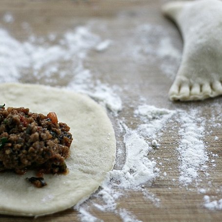 Krok 3 - Pieczone pierogi nadziewane sosem bolognese foto