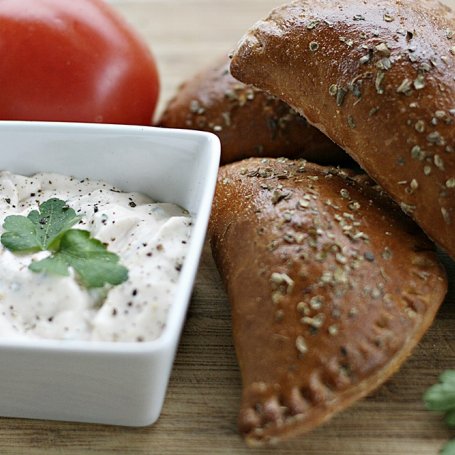 Krok 4 - Pieczone pierogi nadziewane sosem bolognese foto