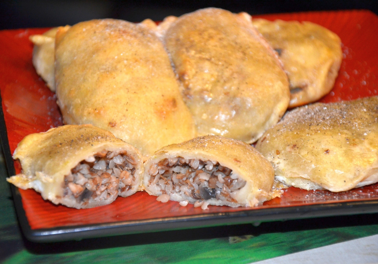 Pieczone pierogi z kaszą gryczaną foto