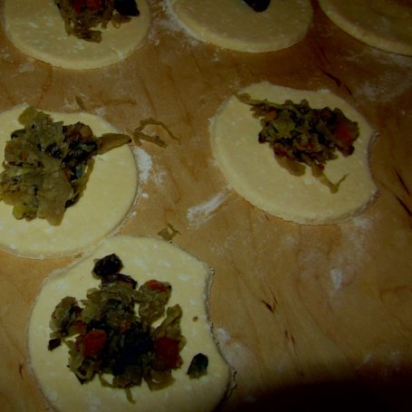 Krok 3 - Pieczone pierożki serowe z farszem grzybowo-kapuścianym foto