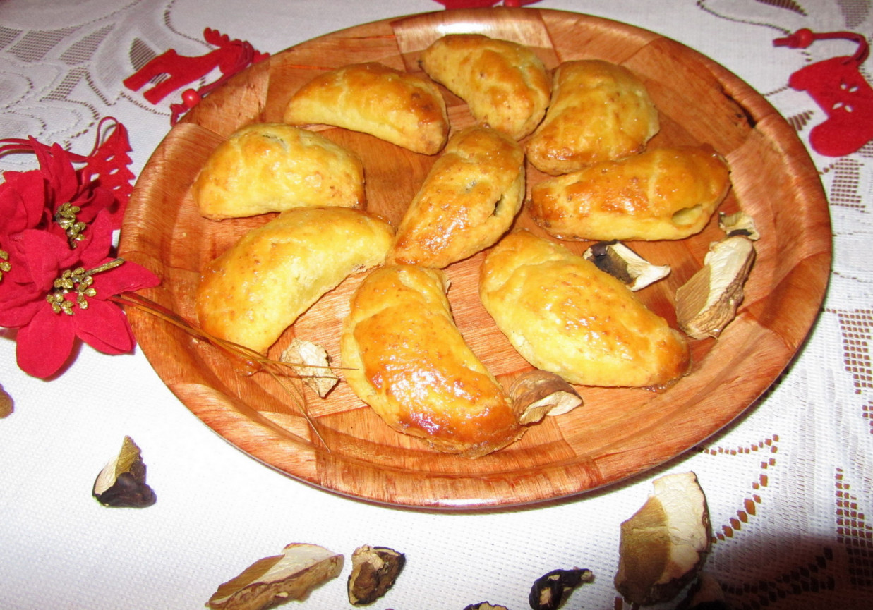 Pieczone pierożki serowe z farszem grzybowo-kapuścianym foto