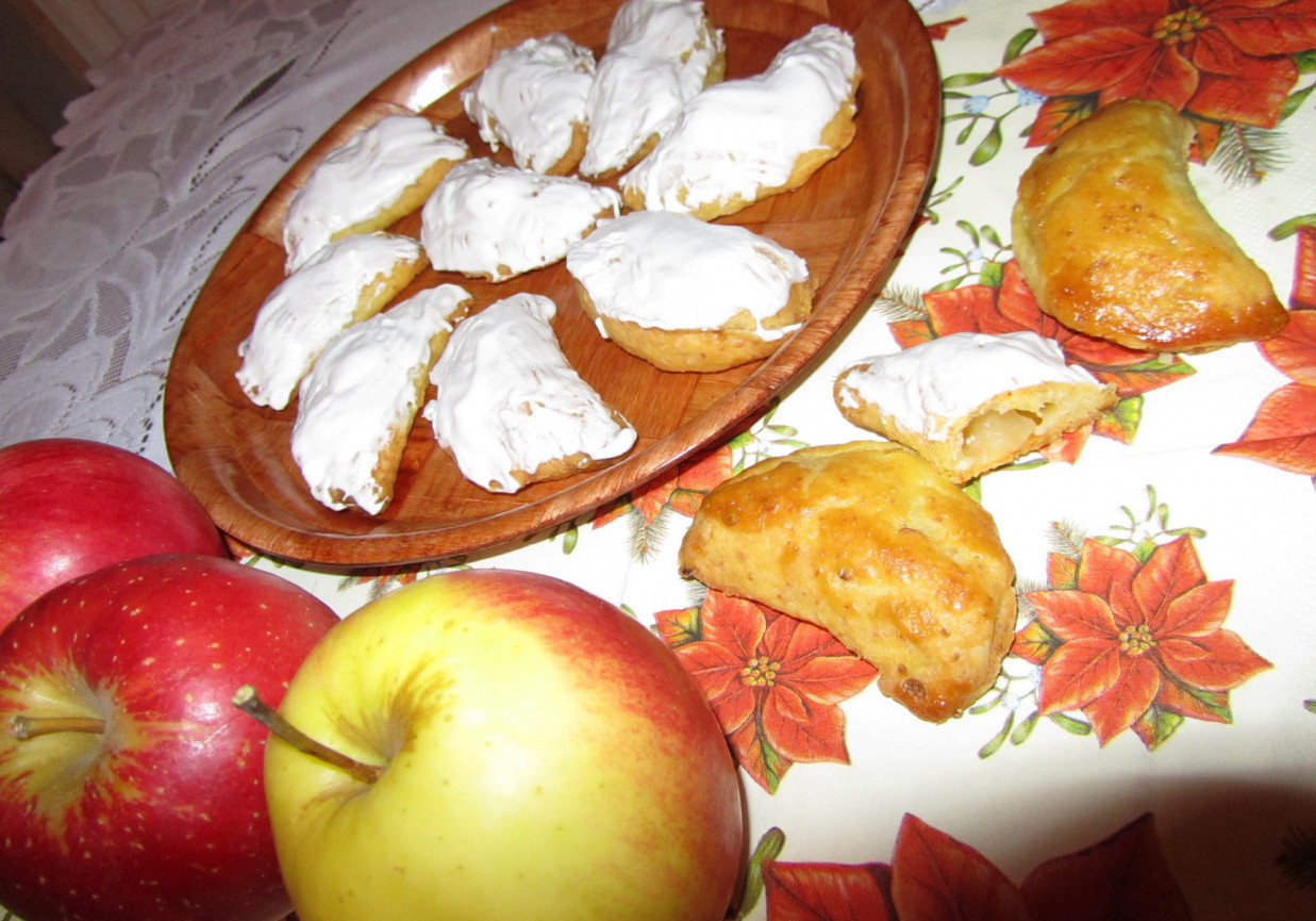 Pieczone pierożki serowe z jabłkami foto