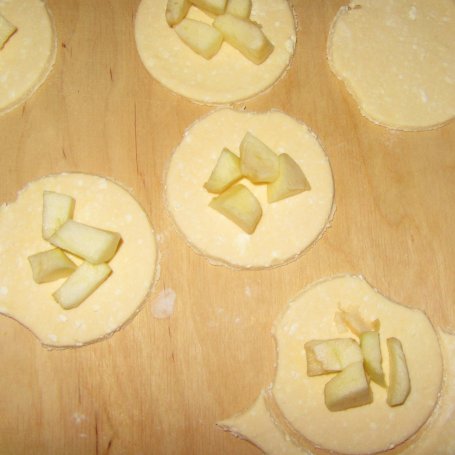 Krok 3 - Pieczone pierożki serowe z jabłkami foto