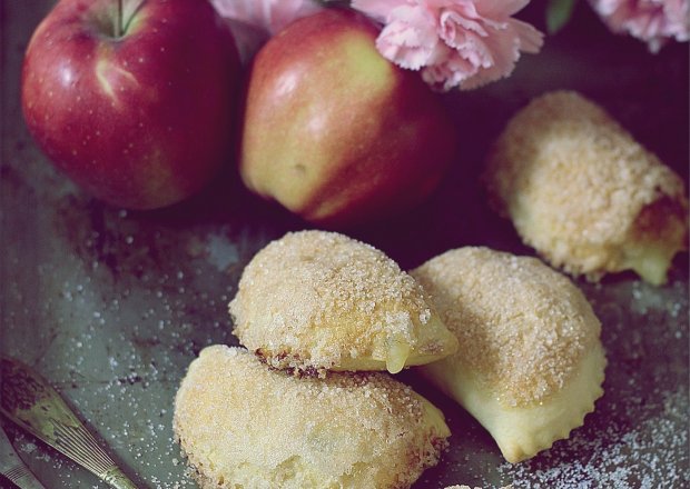 Fotografia przedstawiająca Pieczone pierożki w cukrze z budyniem i jabłkiem