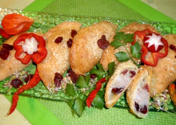 Fotografia przedstawiająca Pieczone pierożki z mięsem i żurawiną