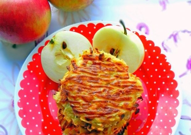 Fotografia przedstawiająca Pieczone placuszki cukiniowo-jabłeczne