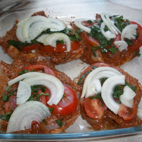Krok 3 - Pieczone plastry szynki z pomidorem i cebulką foto