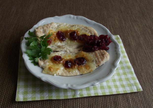 Fotografia przedstawiająca Pieczone polędwiczki z kurczaka z mozzarellą i żurawiną