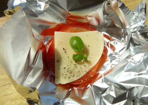 Fotografia przedstawiająca Pieczone pomidorki z mozzarellą