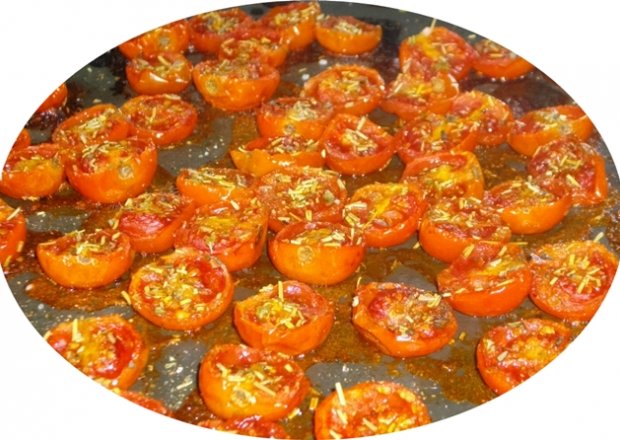 Fotografia przedstawiająca Pieczone pomidory koktajlowe