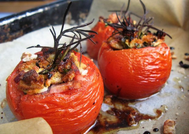 Fotografia przedstawiająca Pieczone pomidory nadziewane szynką i oscypkiem