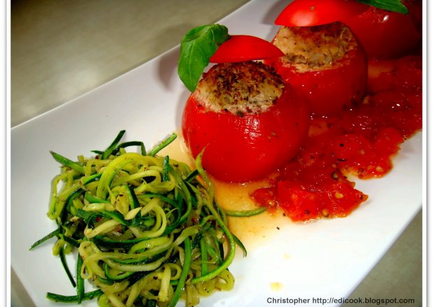 Fotografia przedstawiająca Pieczone pomidory z cukinią.
