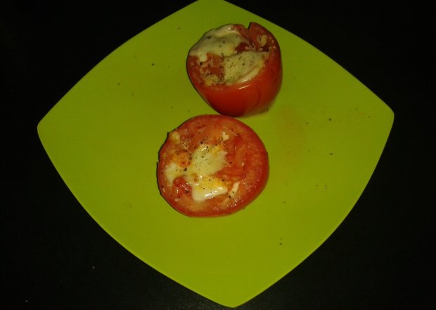 Fotografia przedstawiająca Pieczone pomidory z mozarella