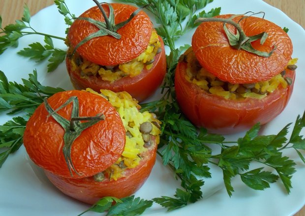 Fotografia przedstawiająca Pieczone pomidory z soczewicą