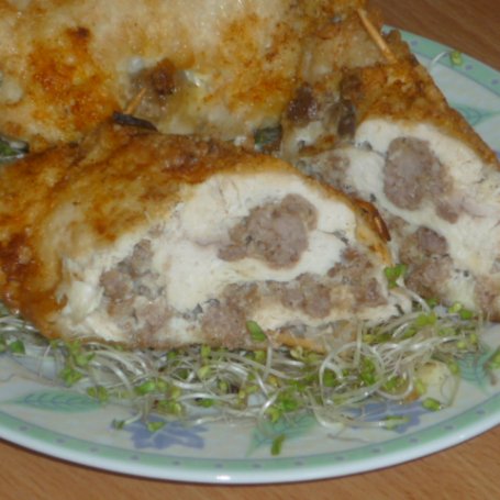 Krok 9 - Pieczone roladki z piersi kurczaka faszerowane mięsem mielonym foto