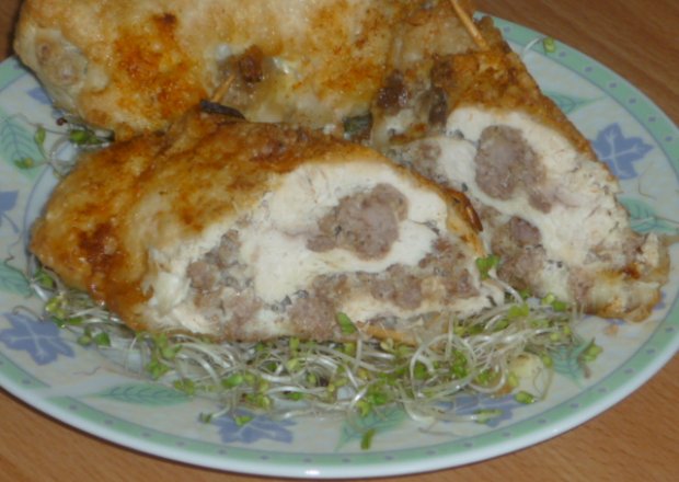 Fotografia przedstawiająca Pieczone roladki z piersi kurczaka faszerowane mięsem mielonym