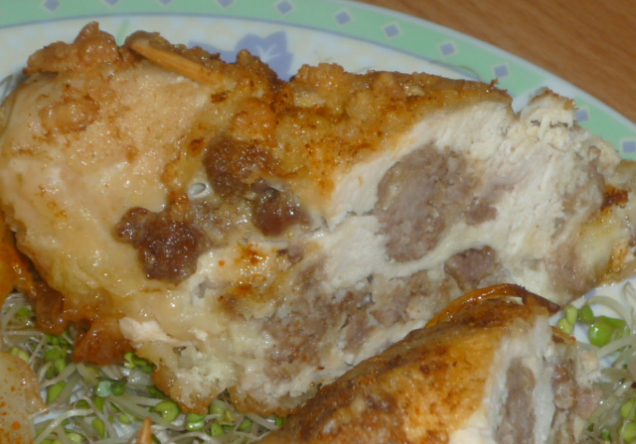 Pieczone roladki z piersi kurczaka faszerowane mięsem mielonym foto