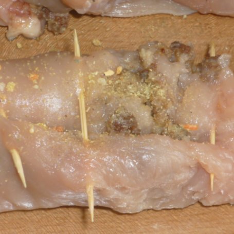 Krok 4 - Pieczone roladki z piersi kurczaka faszerowane mięsem mielonym foto