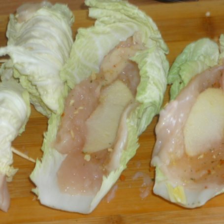Krok 4 - Pieczone roladki z piersi kurczaka w  kapuście  pekińskiej foto