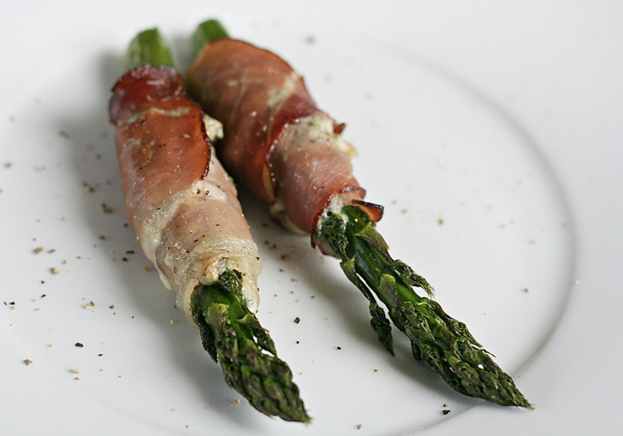 Pieczone szparagi z serem pleśniowym w szynce parmeńskiej foto