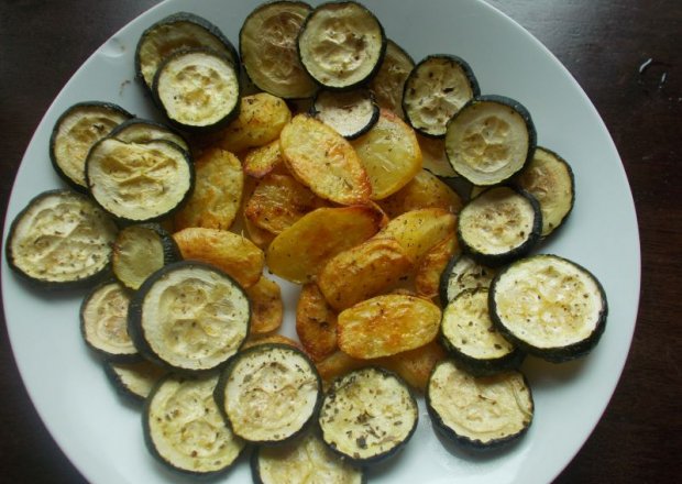 Fotografia przedstawiająca Pieczone talarki z cukini i ziemniaka