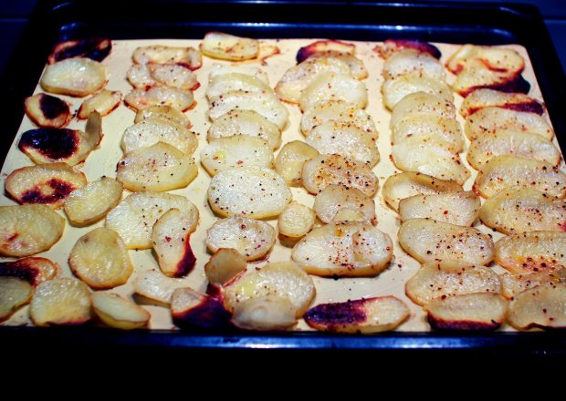 Fotografia przedstawiająca Pieczone talarki ziemniaków
