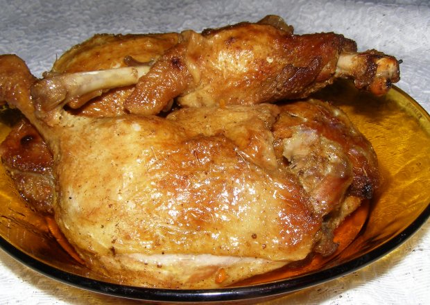 Fotografia przedstawiająca pieczone uda kurczaka na termoobiegu...