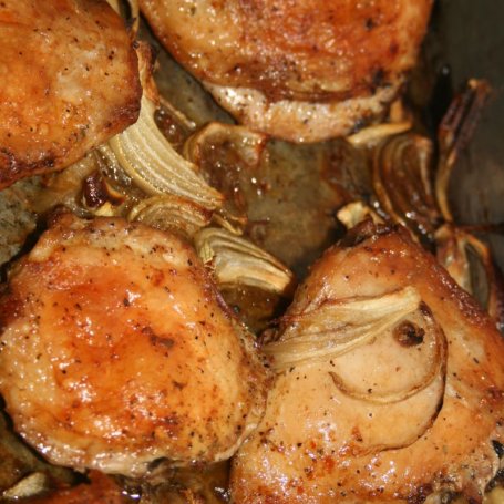 Krok 2 - Pieczone udka kurczaka z cebulą foto