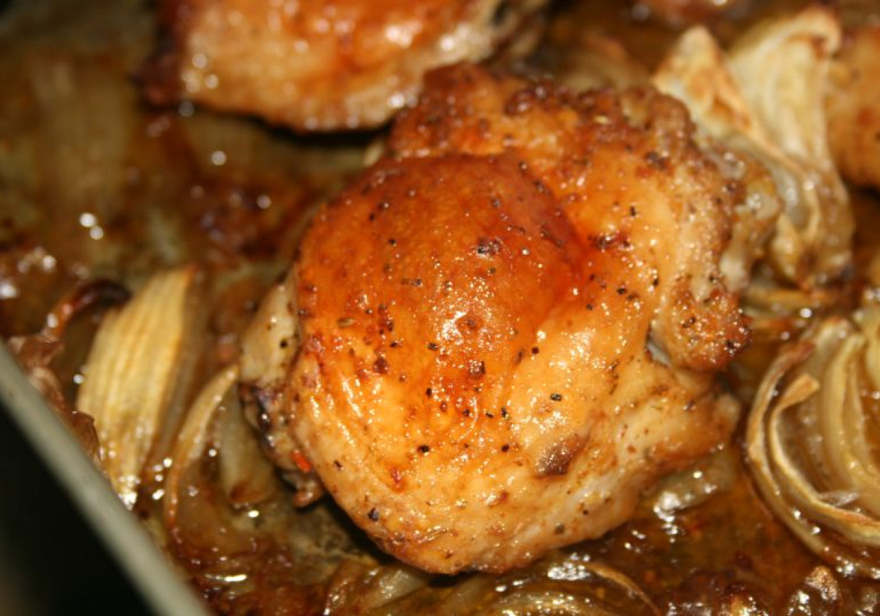 Pieczone udka kurczaka z cebulą foto