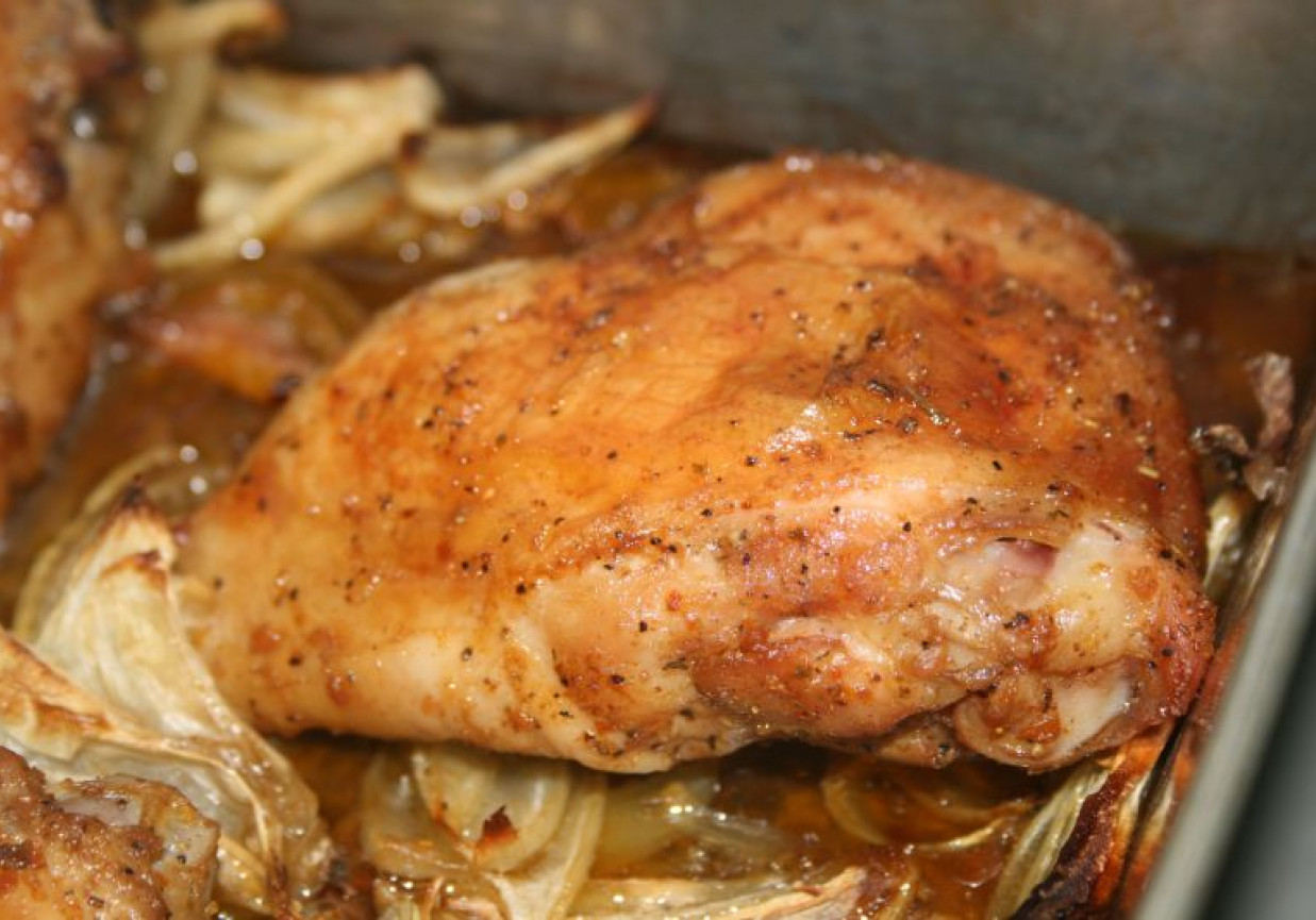Pieczone udka kurczaka z cebulą foto