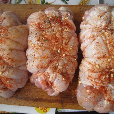 Krok 3 - Pieczone udka z farszem pietruszkowo- cebulowym foto