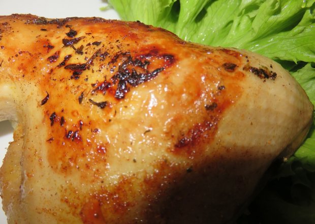 Fotografia przedstawiająca Pieczone udka z kurczaka
