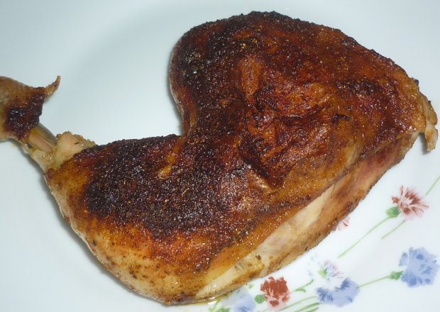 Fotografia przedstawiająca Pieczone udko z kurczaka