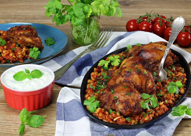 Fotografia przedstawiająca Pieczone udźce z kurczaka na ragoût z soczewicy i pomidorów