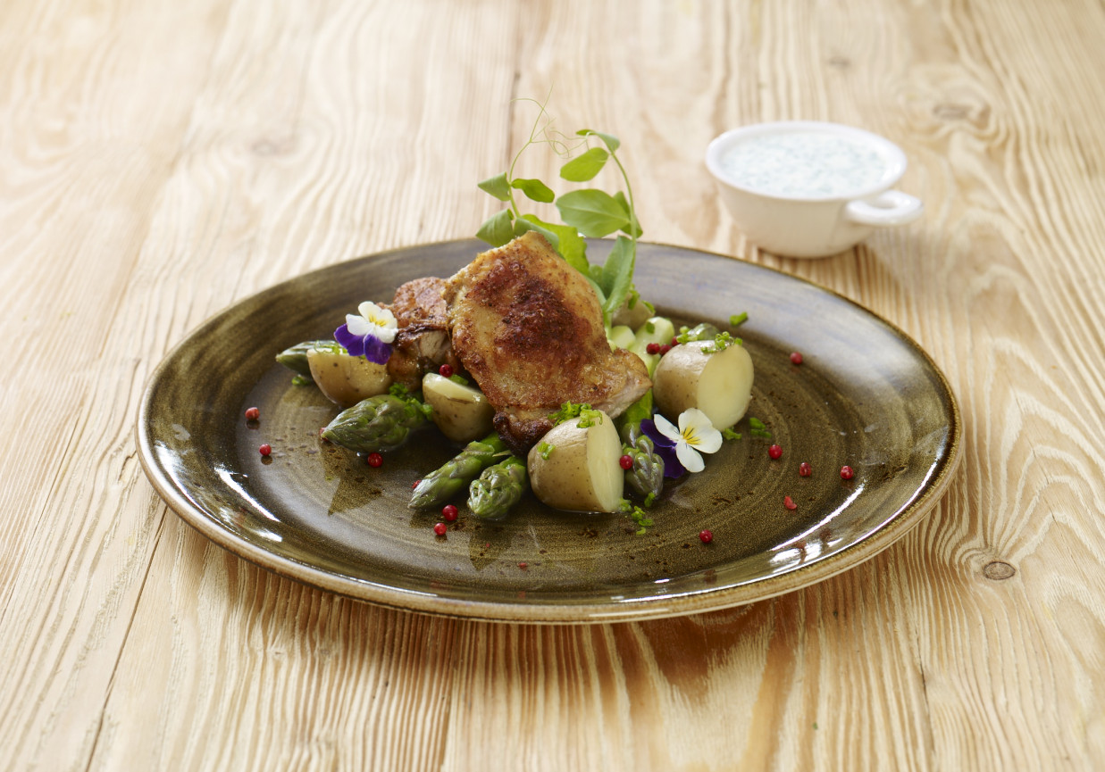 Pieczone udźce z kurczaka ze szparagami i dipem jogurtowo-ziołowym foto