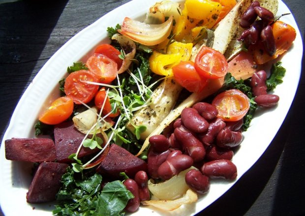Fotografia przedstawiająca pieczone warzywa z czerwoną fasolą i jarmużem