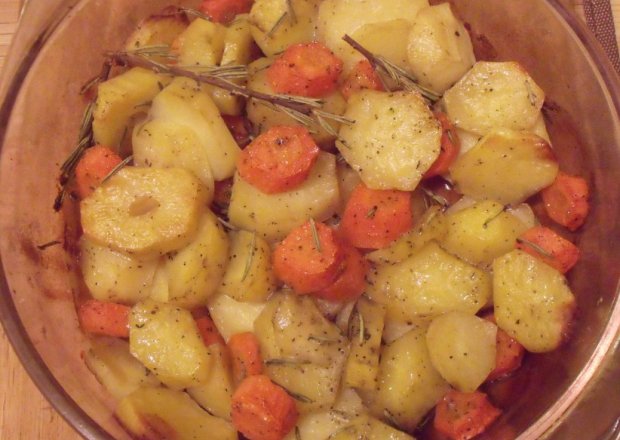 Fotografia przedstawiająca Pieczone warzywa z rozmarynem