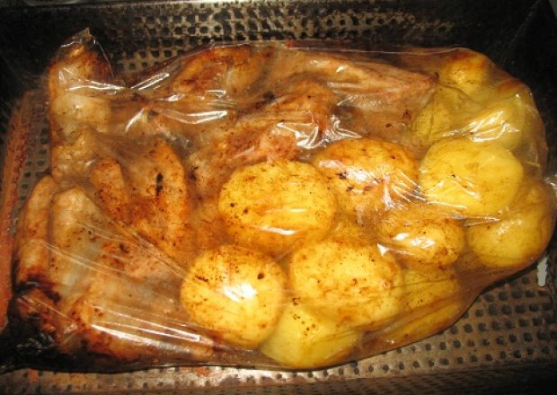 Fotografia przedstawiająca Pieczone żeberka z ziemniakami