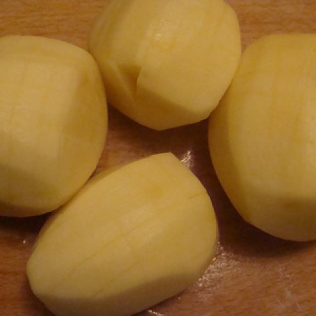 Krok 1 - pieczone ziemniaczki na sosie czosnkowym foto